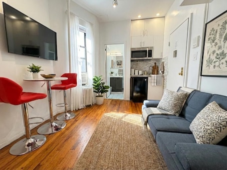 Sunny 1BR in Heart of Hell's Kitchen