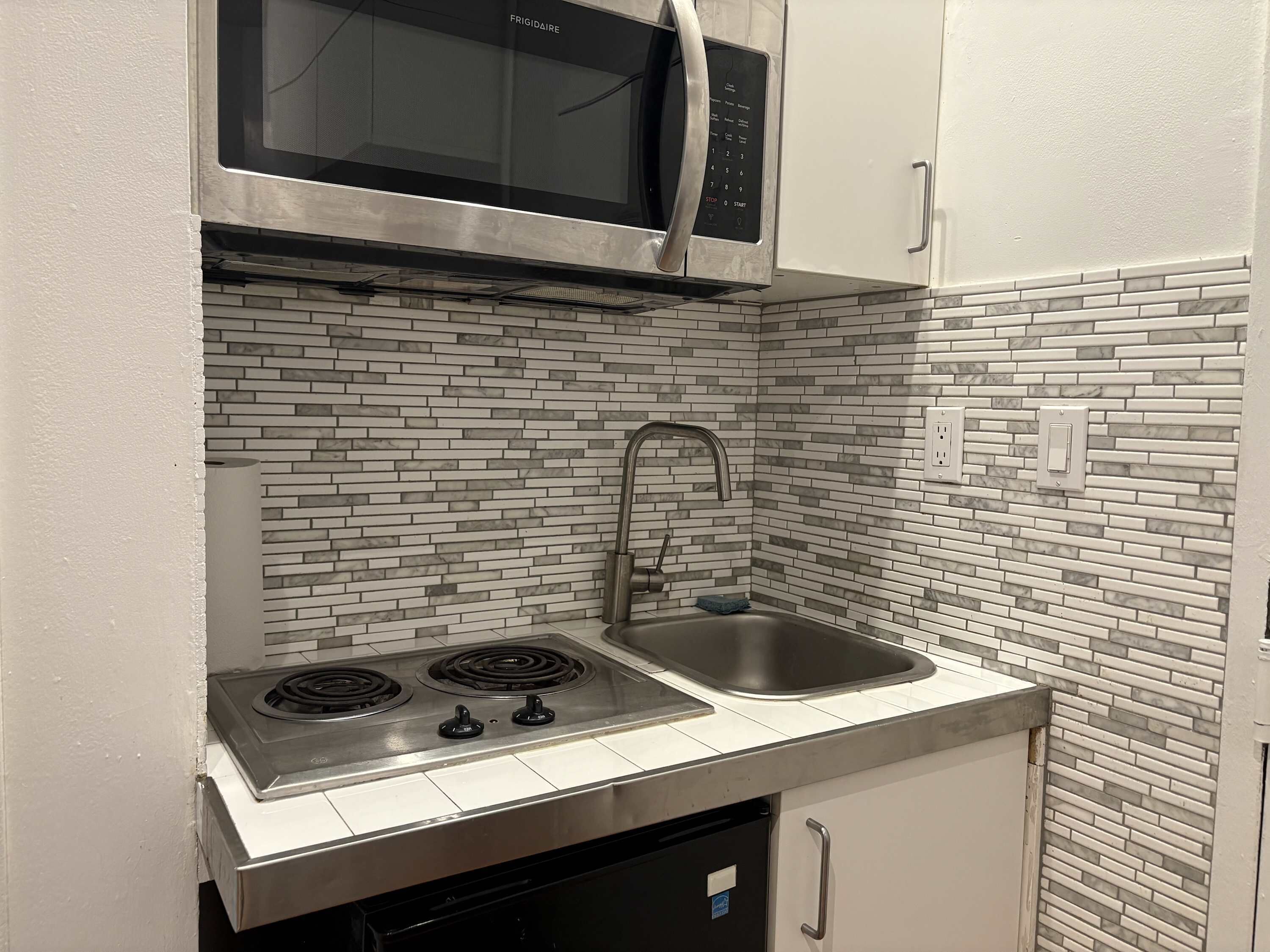 Kylskåp, mikrovågsugn och spishäll