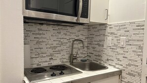 Unclassified image, 4 of 10, button - Sunny 1BR in Heart of Hell's Kitchen (New York)