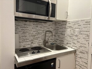 Geladeira, micro-ondas, fogão, cooktop