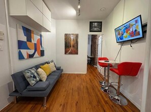 TV - Sunny 1BR in Heart of Hell's Kitchen (New York)