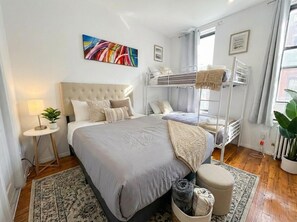 1 slaapkamer, een strijkplank/strijkijzer, wifi, beddengoed