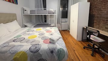 1 slaapkamer, een strijkplank/strijkijzer, wifi, beddengoed