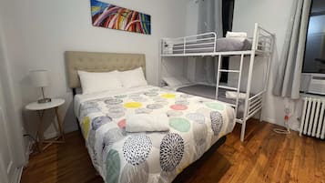 1 slaapkamer, een strijkplank/strijkijzer, wifi, beddengoed