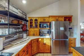 Fridge, microwave, stovetop, dishwasher