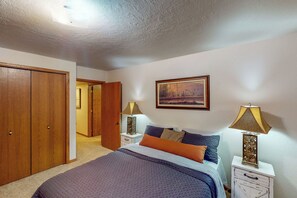 5 habitaciones, escritorio y tabla de planchar con plancha 