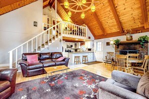 TV, books - Dock! Dog-Friendly Lakefront Gem in Southern Maine (Waterboro)