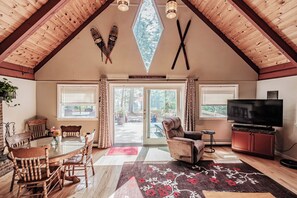Dining - Dock! Dog-Friendly Lakefront Gem in Southern Maine (Waterboro)