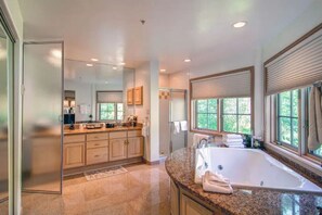 Shower, jetted bath, hair dryer, towels - Top floor corner penthouse with heated floors. Ski in/out to Elkhorn lift (Beaver Creek)
