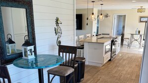 Dining - Gorgeous 3-bedroom pool, Direct gulf access In SE Cape Coral. Close to downtown (Cape Coral)