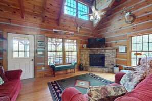 TV, fireplace, DVD player, books - 3BR Water View, Hot Tub, Fireplace & Balcony (Marshall)