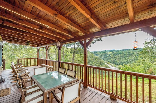 'Doolittle Mountain Cabin' Views, Hot Tub & Deck!