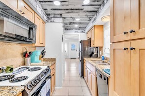 Private kitchen - Island Breeze Condo on the Beach (Englewood)