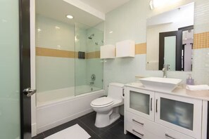 Bathroom - Double King Studio 800sqft (Los Angeles)