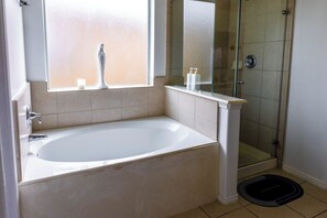 Dusche, Haartrockner, Handtücher, Toilettenpapier