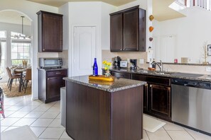 Private kitchen - Marvelous 5-bedroom house with AC in charming Tomball (Tomball)