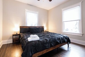 3 bedrooms, desk, iron/ironing board, travel cot - Charming Home in the Heart of Louisville (Louisville)