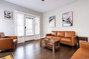 Smart TV - Charming Home in the Heart of Louisville (Louisville)