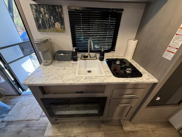 Een koelkast, een magnetron, een kookplaat