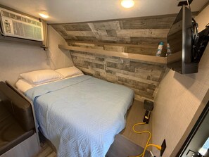 1 dormitori, un bressol de viatge, wifi gratuïta i roba de llit 