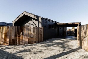 المنشأة من الخارج