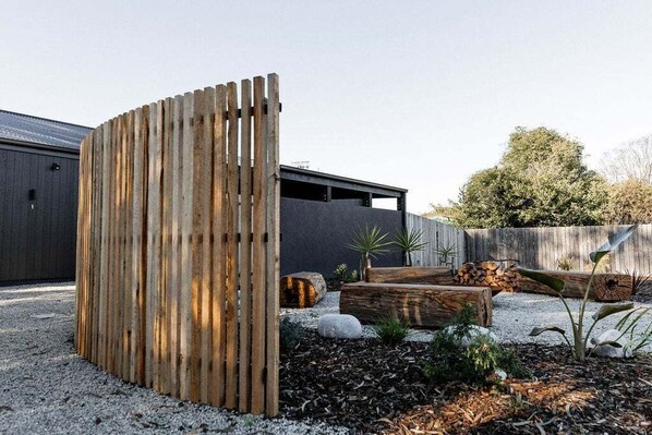 المنطقة المحيطة بالمنشأة