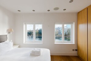 3 bedrooms, iron/ironing board, Internet, bed sheets - GuestReady - Riverside Retreat in Wapping (London)