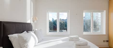 Tabla de planchar con plancha, acceso a internet y ropa de cama