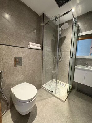 Shower, hair dryer, bidet, towels - Tanger City Center | TGV | Wi-Fi | Modern Appart (Tangier)