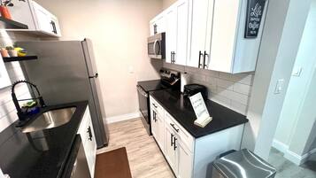 Microondas, horno, lavavajillas y cafetera y tetera