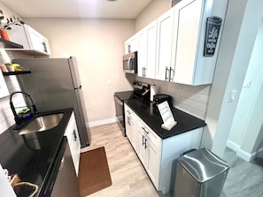 Mikrobølgeovn, ovn, opvaskemaskine, kaffe-/temaskine