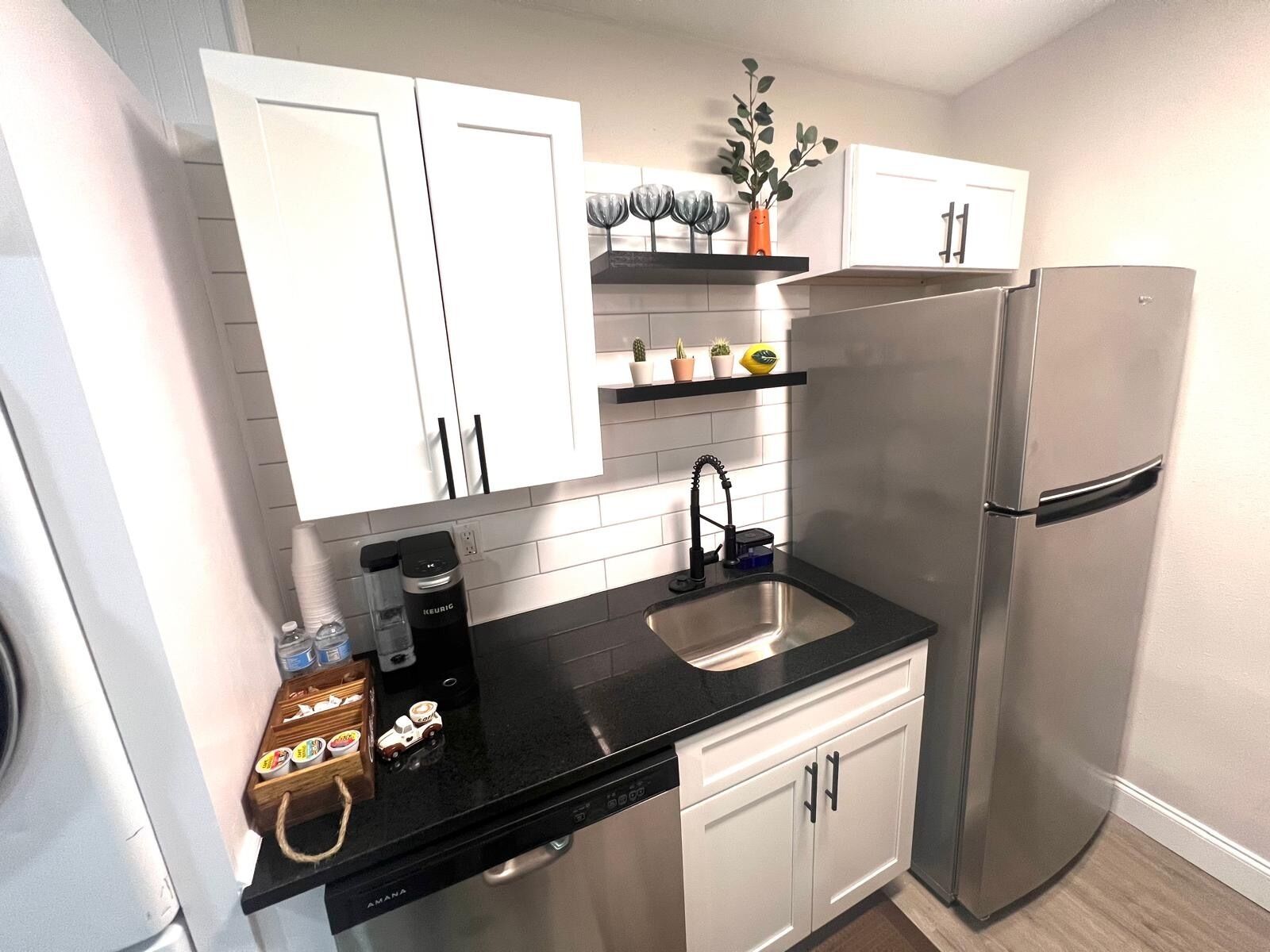 Microwave, oven, dishwasher, coffee/tea maker