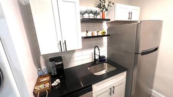 Microwave, oven, dishwasher, coffee/tea maker