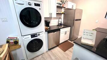 Mikroaaltouuni, uuni, astianpesukone, kahvin-/teenkeitin