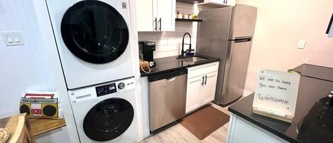 Micro-ondes, four, lave-vaisselle, cafetière/bouilloire