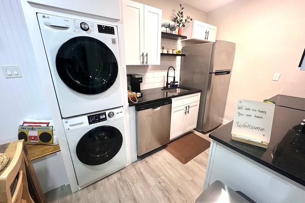 Mikrowelle, Ofen, Geschirrspüler, Wasserkocher mit Kaffee-/Teezubehör