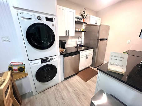 Microwave, oven, dishwasher, coffee/tea maker. 3-bedroom Peaceful Longwood Home – Minutes to Attractions - Netflix - LOCATION