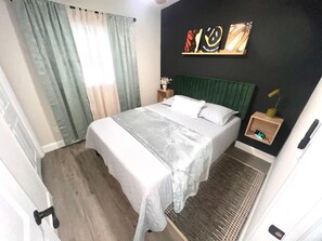 Tabla de planchar con plancha, wifi gratis y ropa de cama 