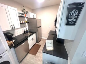 Microondas, horno, lavavajillas, cafetera/tetera