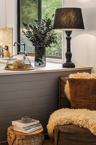 Luxury Romantic Cottage nestled in  

private bushland close to the city