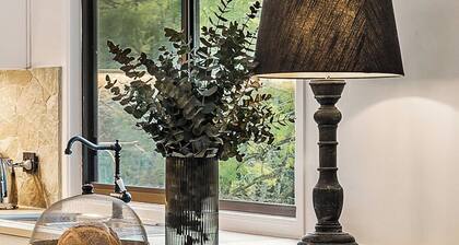 Luxury Romantic Cottage nestled in
private bushland close to the city