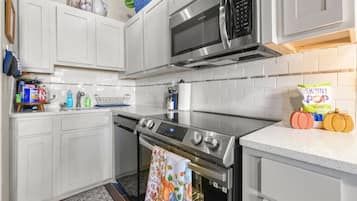 Coffee/tea maker, fridge, microwave, oven