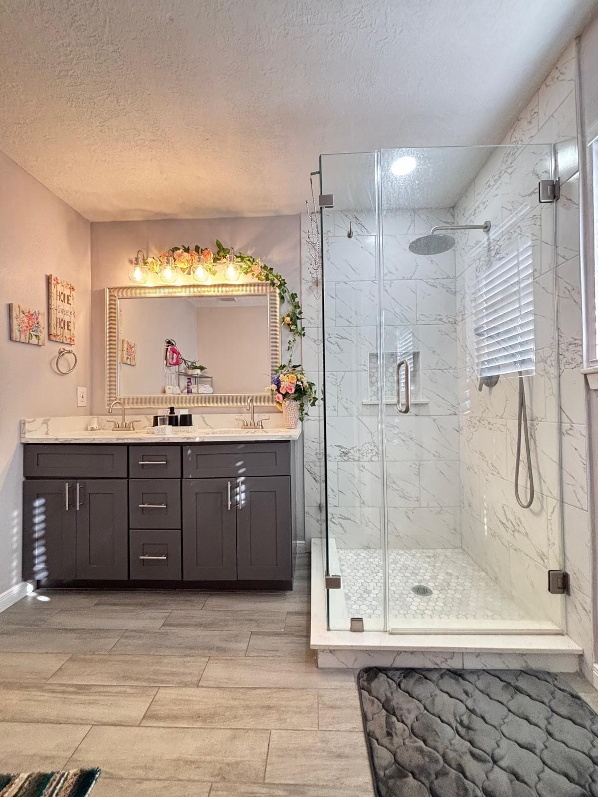 Douche, sèche-cheveux, bidet, serviettes fournies