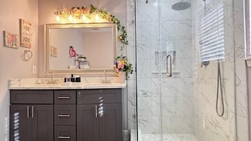 Douche, sèche-cheveux, bidet, serviettes fournies