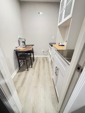 Microwave, stovetop - Soothing studio with AC in vibrant Houston neighborhood (Houston)