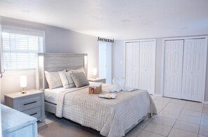 Desk, iron/ironing board, travel cot, free WiFi - Private Boutique Retreat in Tampa (Tampa)