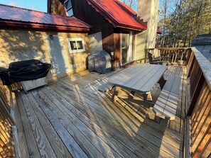 Outdoor dining - Fabulous 5-bedroom chalet in charming Wilmington perfect for groups (Wilmington)