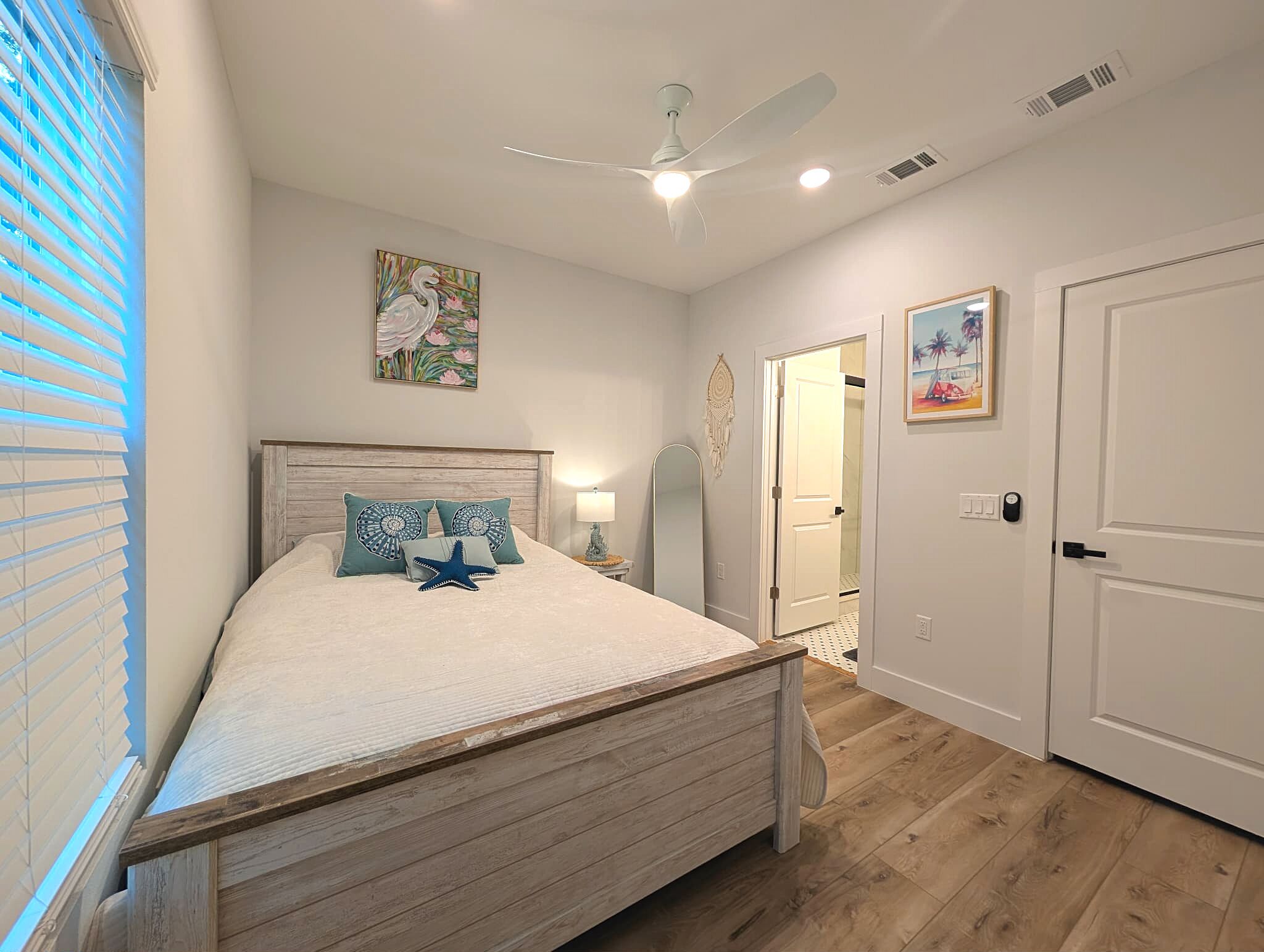 Tabla de planchar con plancha, wifi gratis y ropa de cama 