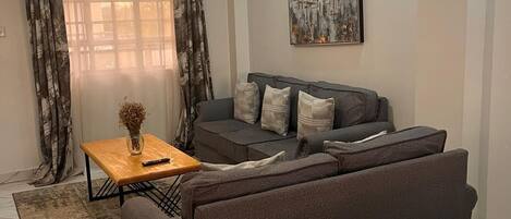 华丽公寓, 花园景观 | 起居区 | 32-英寸智能电视(配备数码频道)