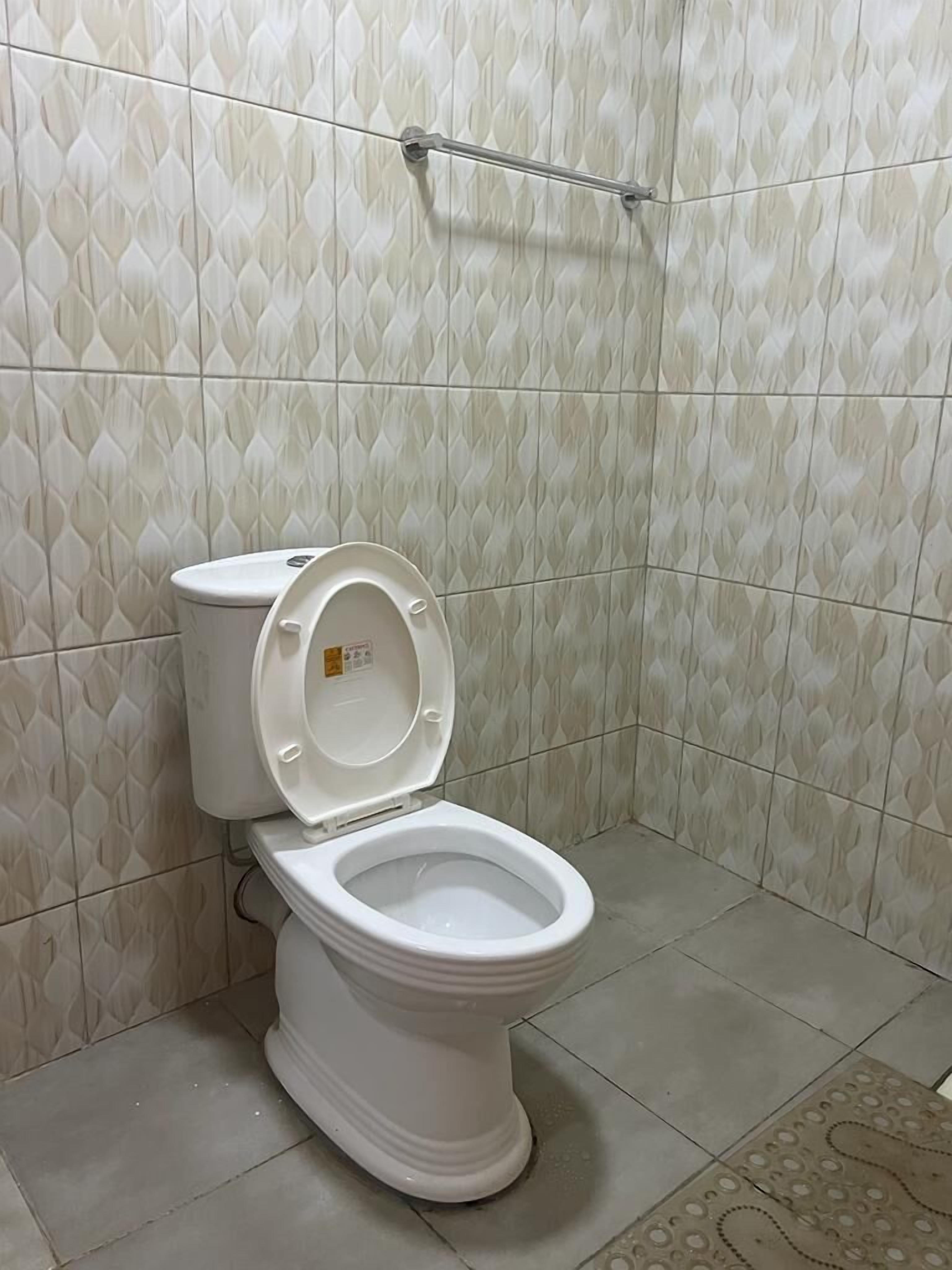 华丽公寓, 花园景观 | 浴室 | 淋浴设施、免费洗浴用品、拖鞋、毛巾